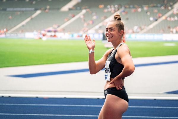 Gina Lueckenkemper (SCC Berlin) nach dem 100m Vorlauf waehrend der deutschen Leichtathletik-Meisterschaften im Olympiastadion am 25.06.2022 in Berlin